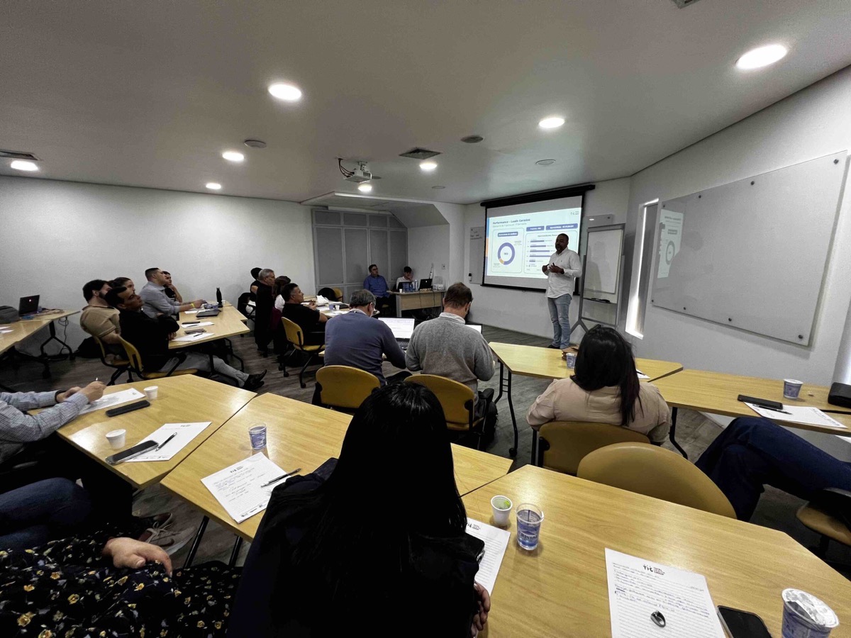 Workshop de implantação com equipe reunida