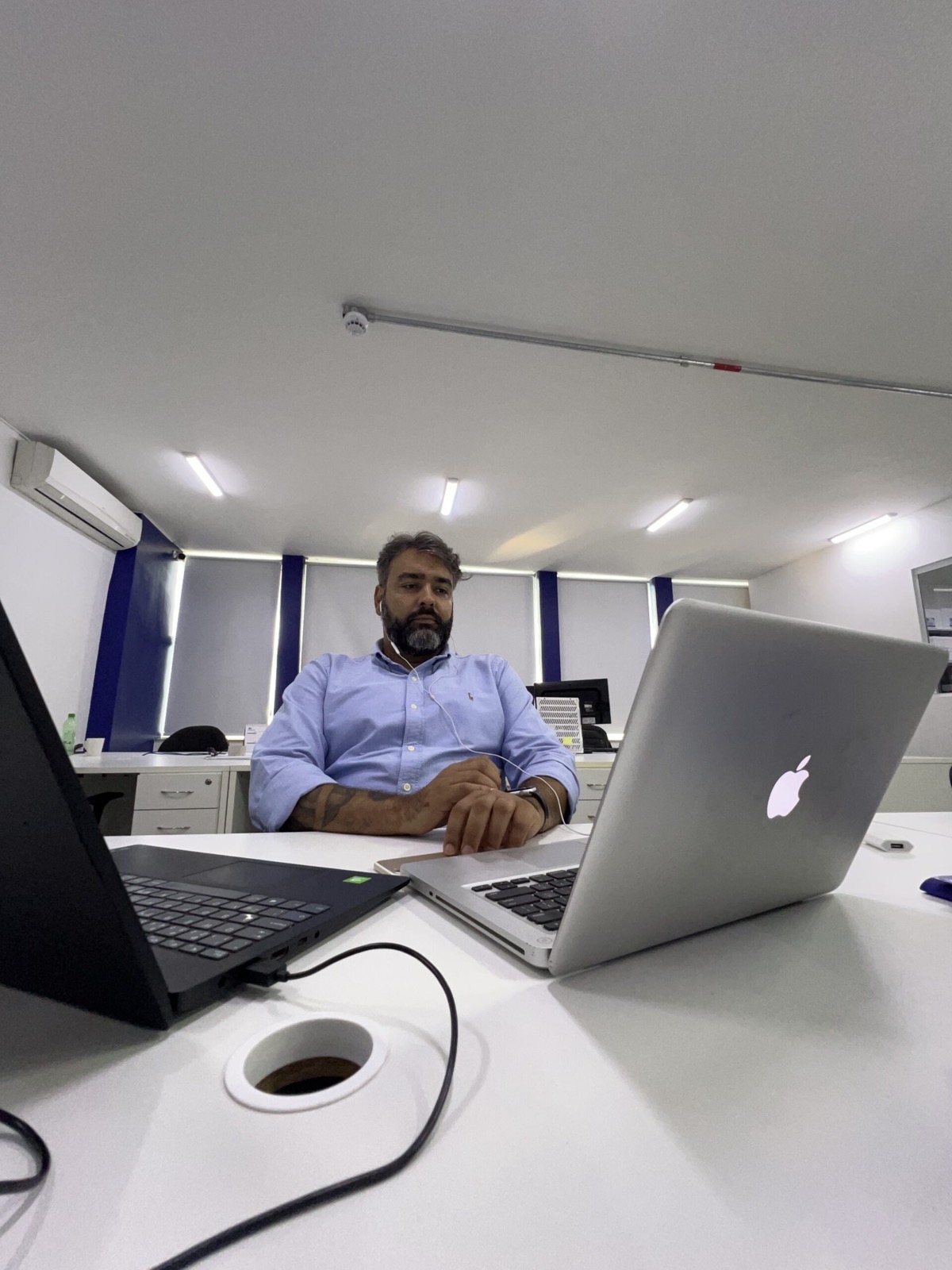 Profissional trabalhando com diferentes plataformas digitais