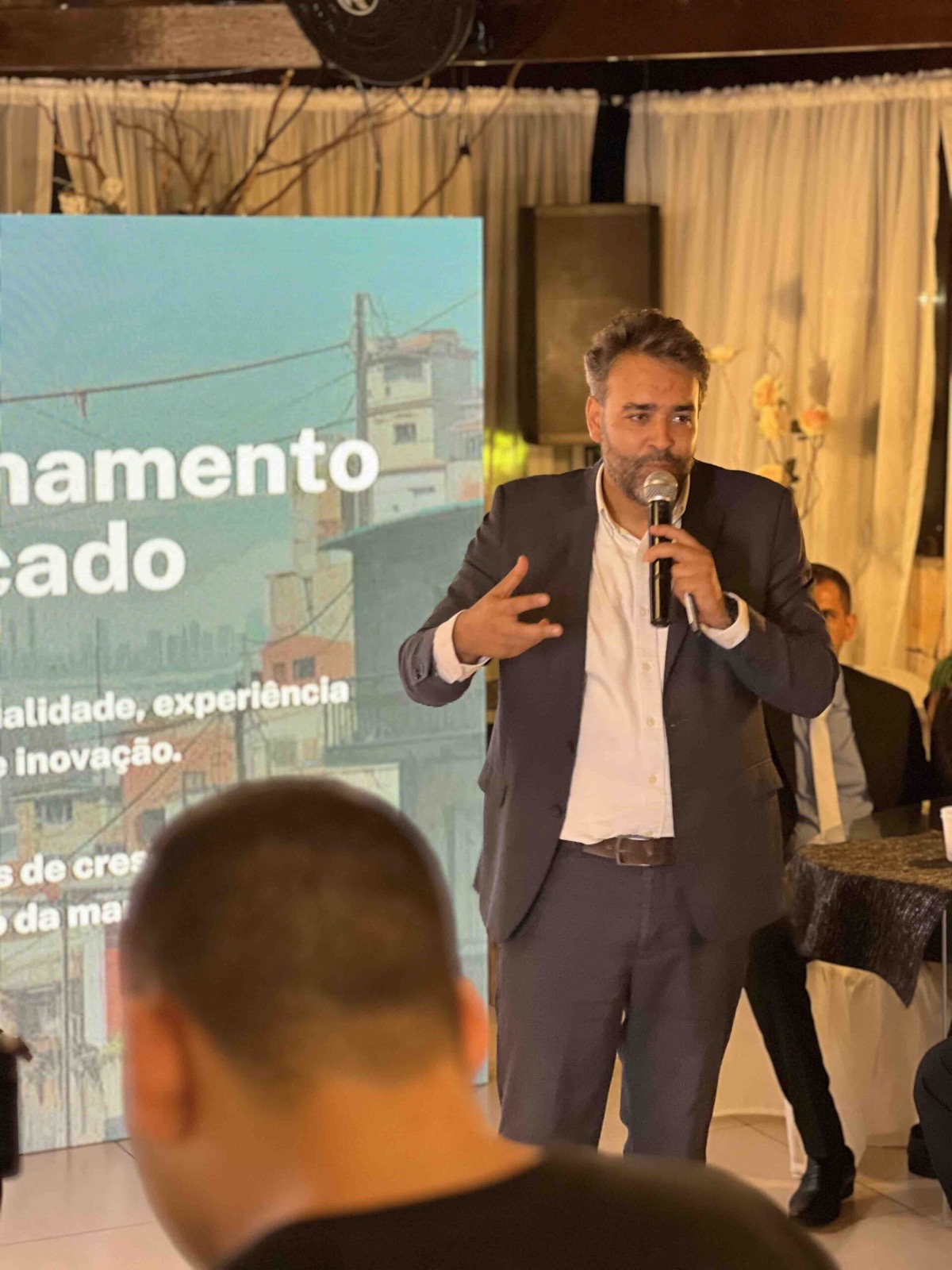 Bruno Silvestre apresentando conteúdo para uma plateia
