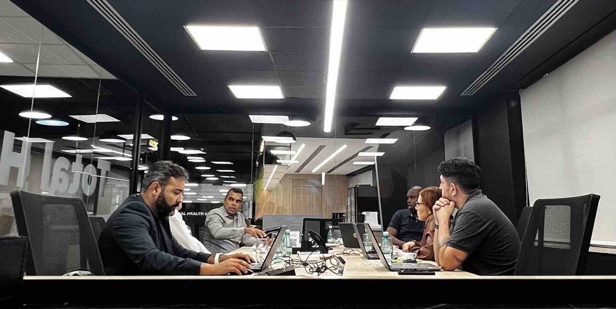 Equipe reunida para acompanhamento de performance