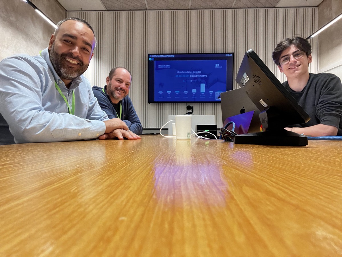 Equipe analisando oportunidades e indicadores em reunião